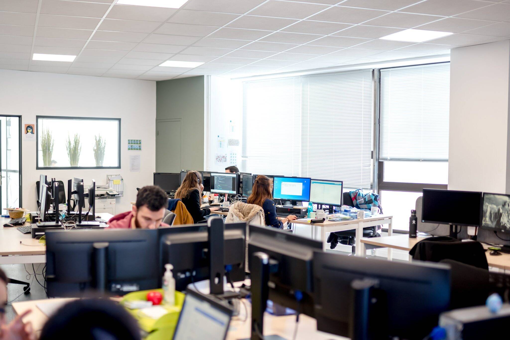 Personnes qui travaillent sur leur ordinateur sur un plateau