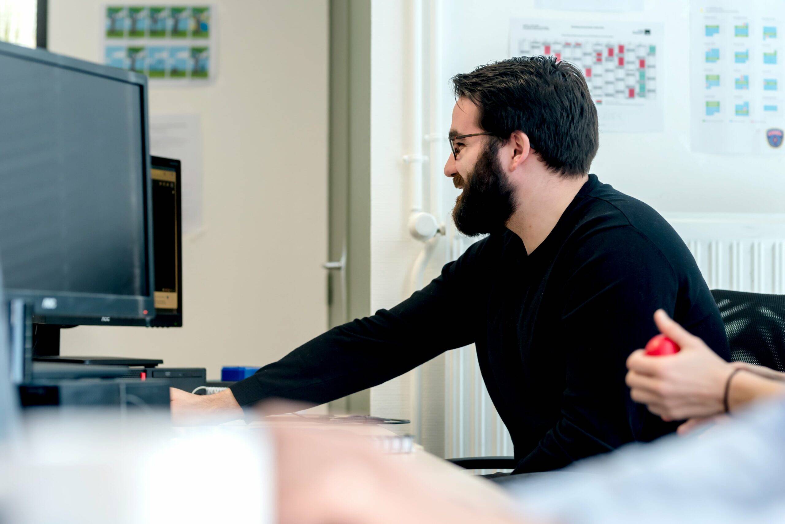 Homme en train de travailler devant son ordinateur