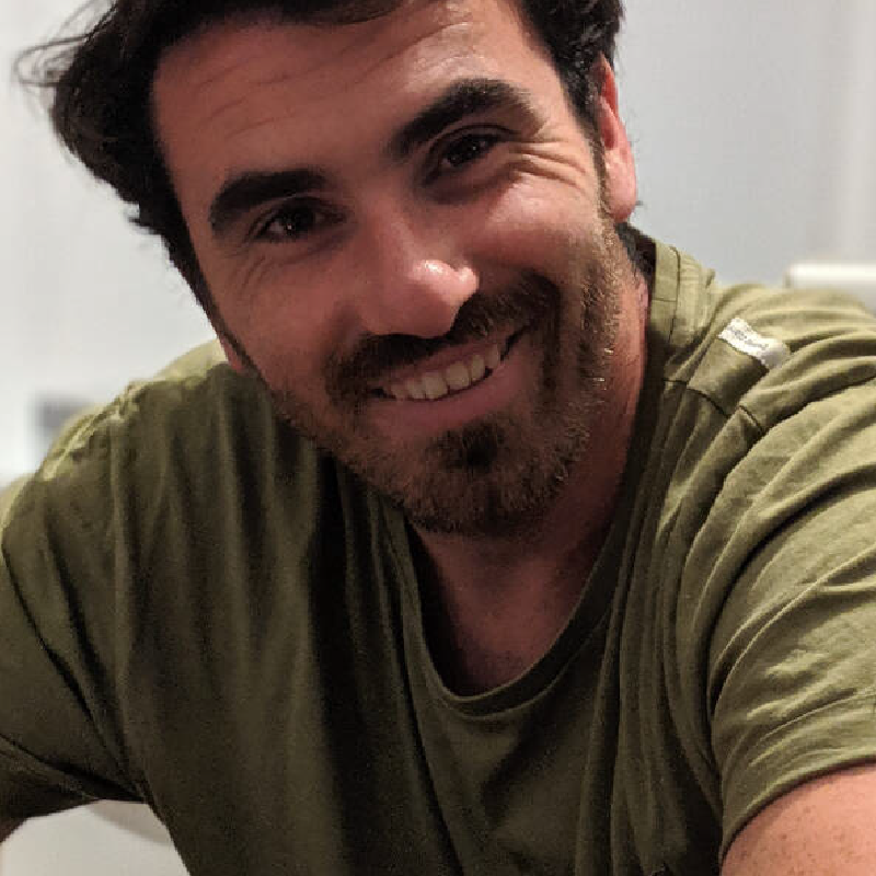 Un homme assis souriant