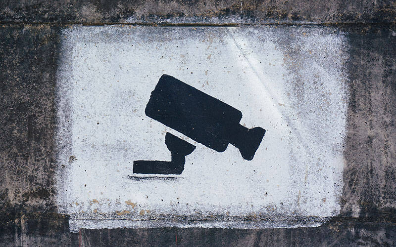 Grafiti mural représentant une caméra de vidéosurveillance