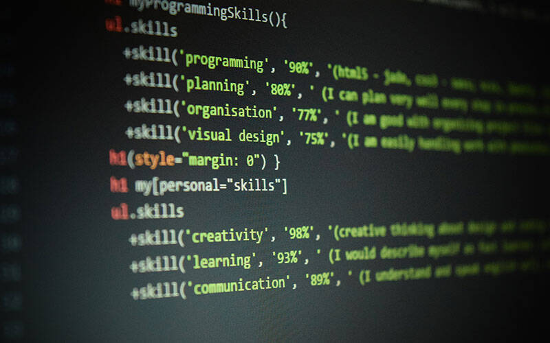 Écran où sont écrites des compétences sous forme de ligne de code