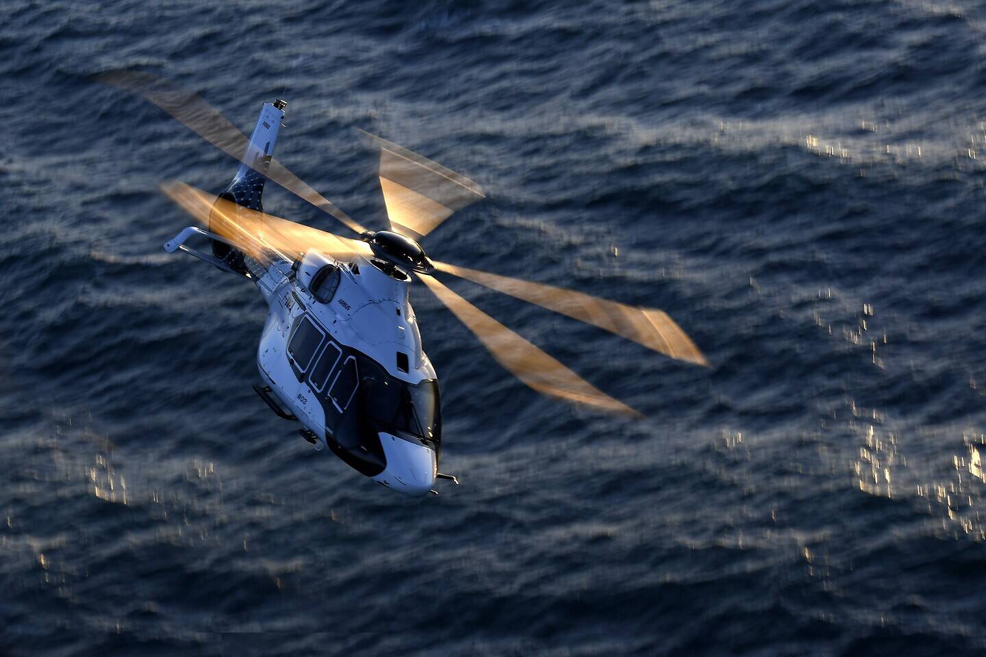 Hélicoptère H160 Airbus volant au dessus de la mer