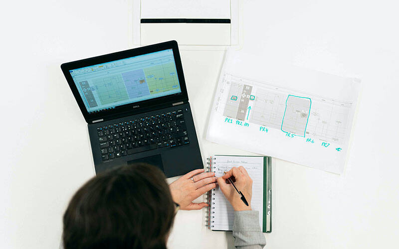 Personne à son bureau travaillant sur un projet industriel