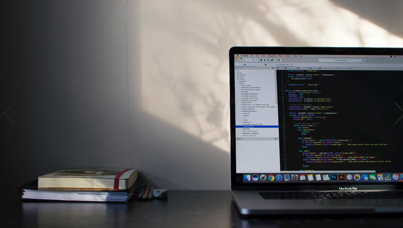 Ecran d'ordinateur sur un bureau, avec logiciel de développement ouvert