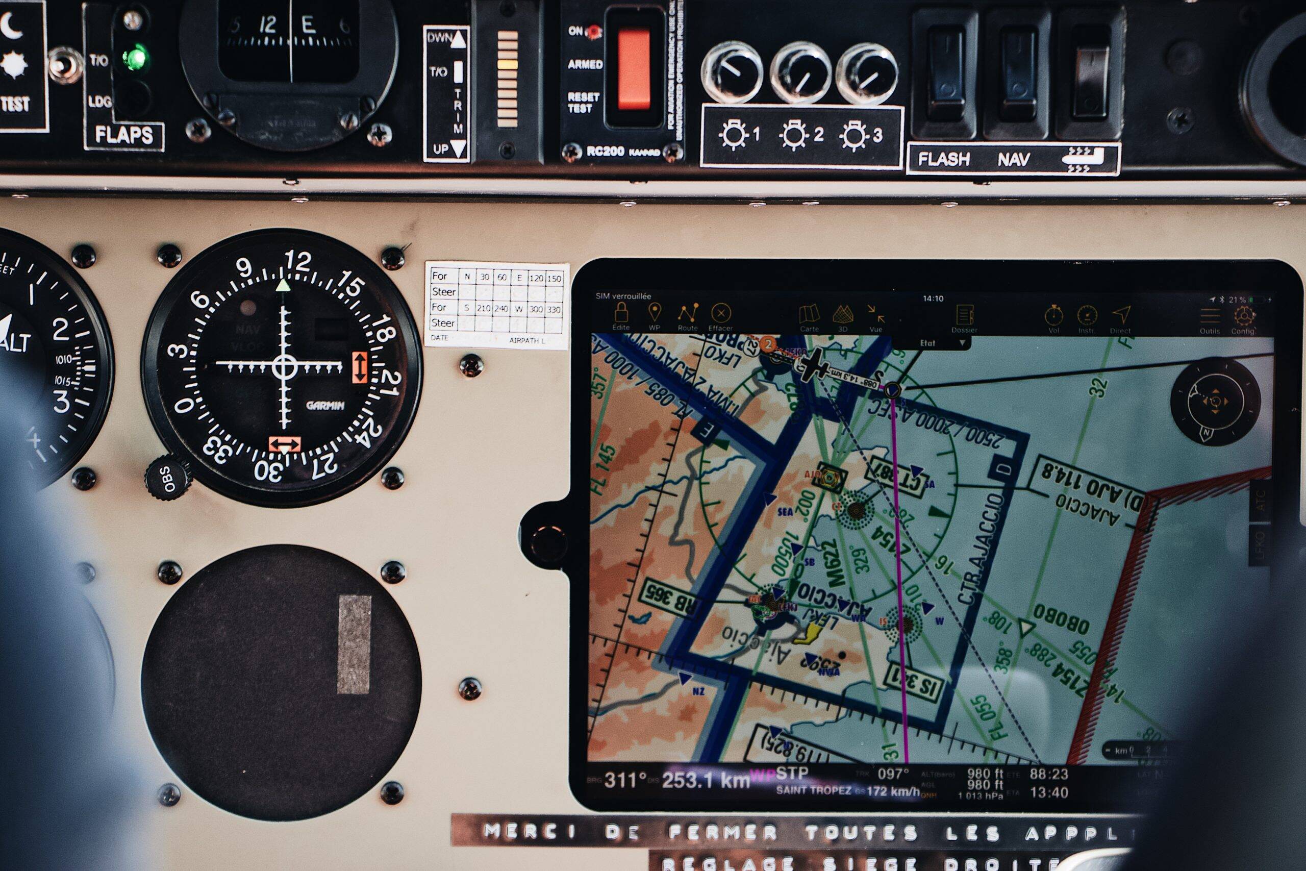 Zoom sur l'intérieur d'une cabine de pilotes