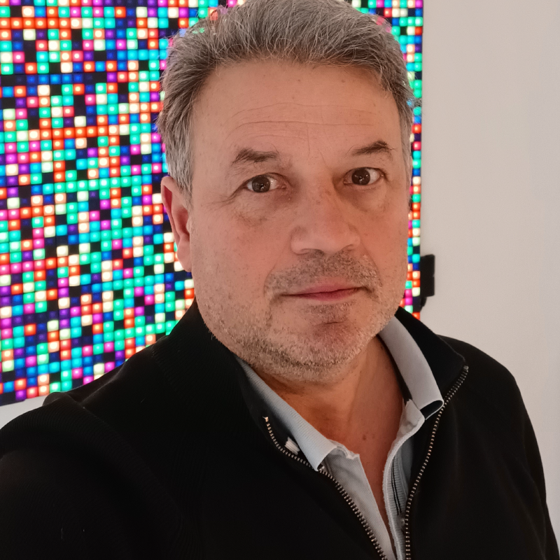 Un homme devant un mur coloré