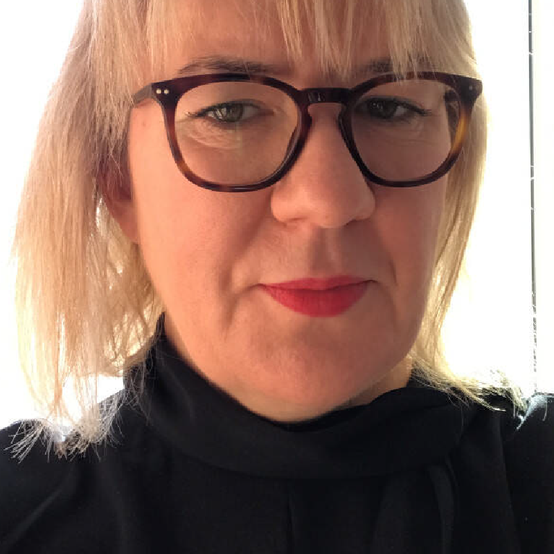 Une femme de face