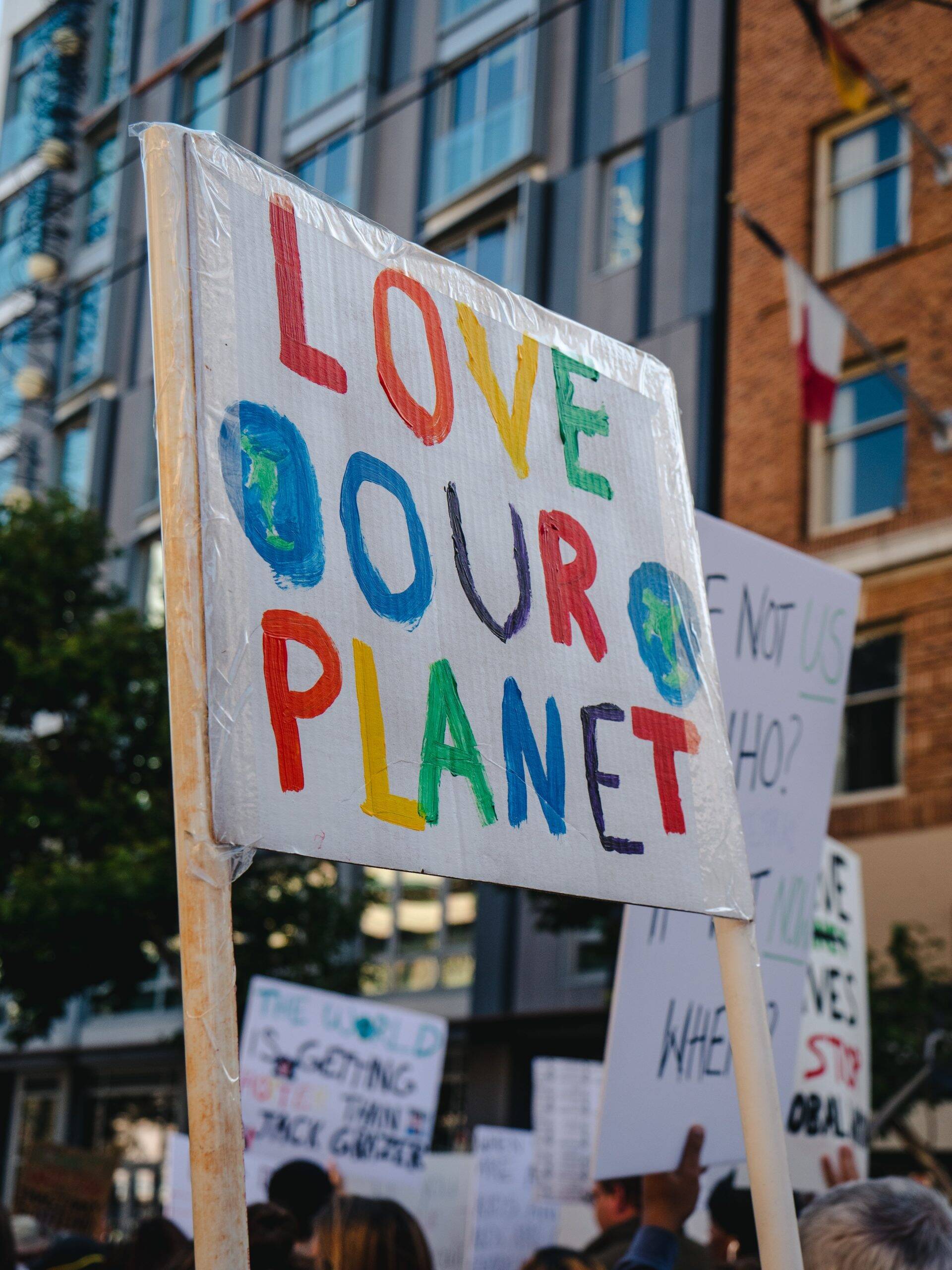 Une pancarte 'Love our planet' en manifestation