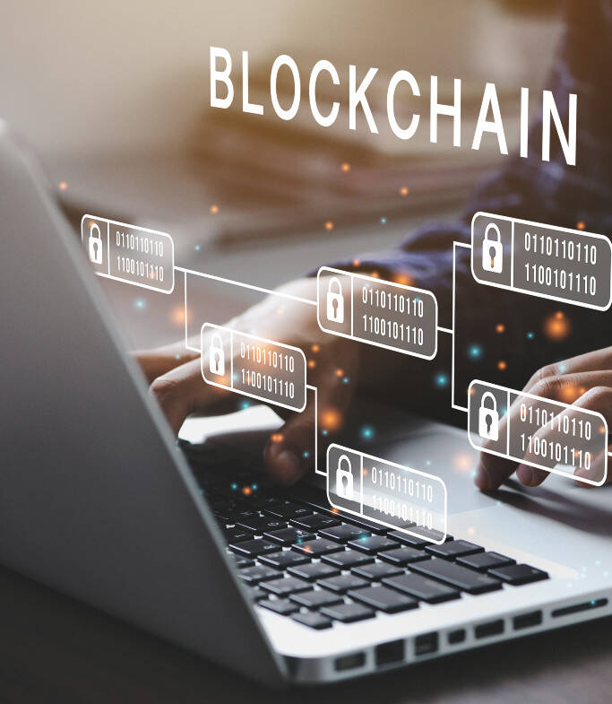 Focus sur un ordinateur avec une main sur le clavier et un rendu 3D de cadenas reliés
