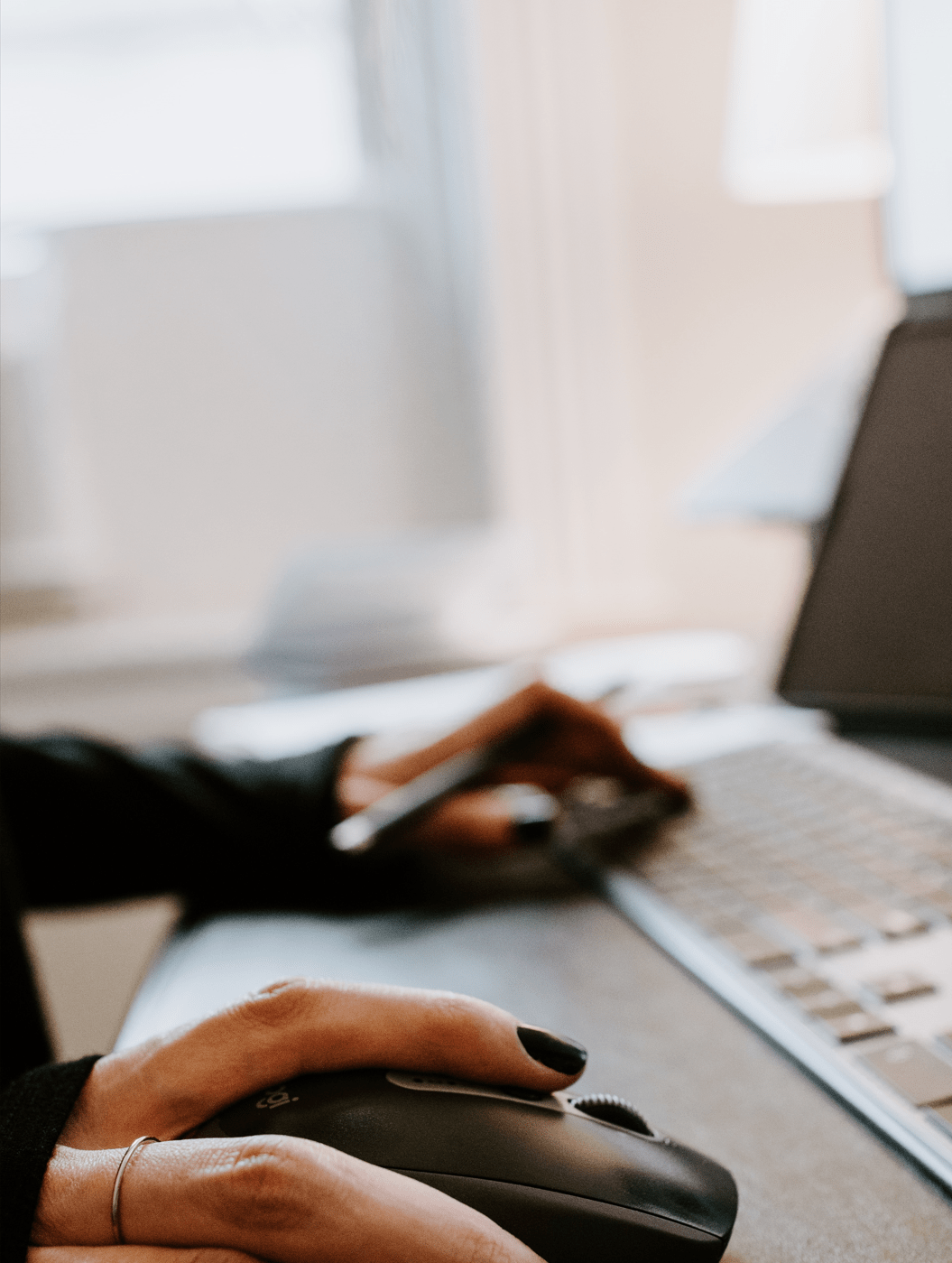 personne utilisant un ordinateur portable noir et argent