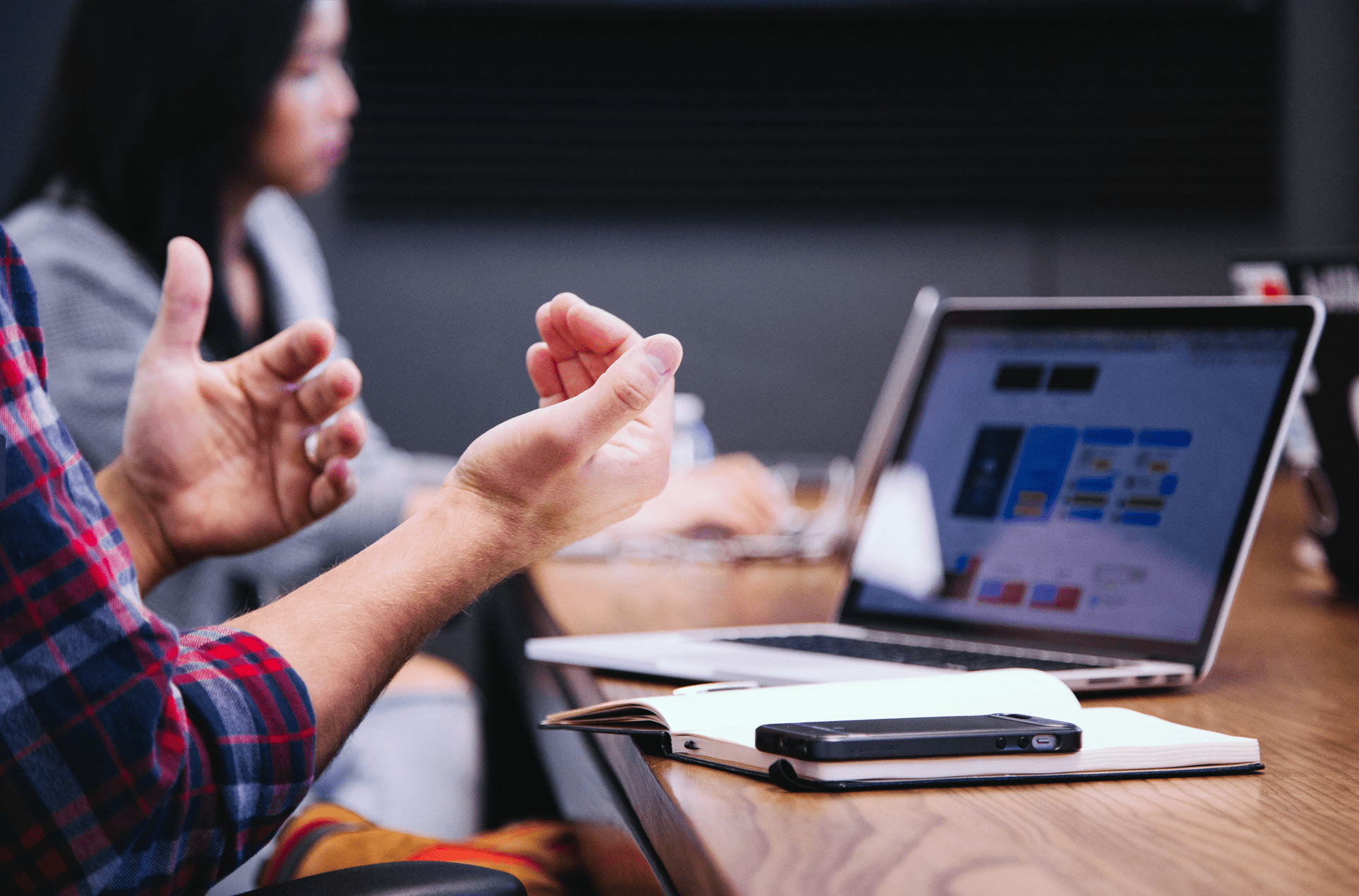 mains de personne en train d'expliquer quelque chose en réunion