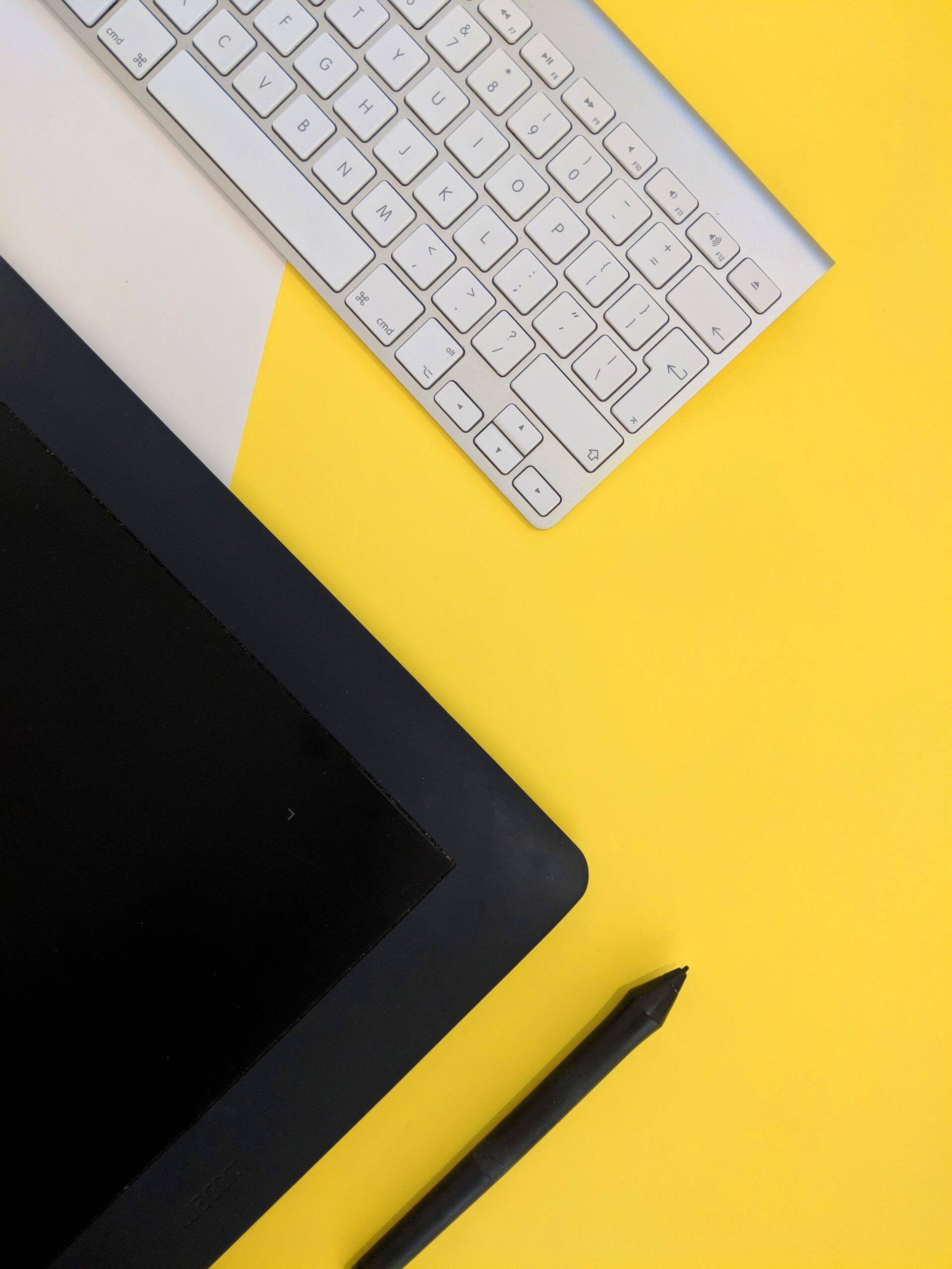 Un clavier, une tablette et un stylet en vue plongée