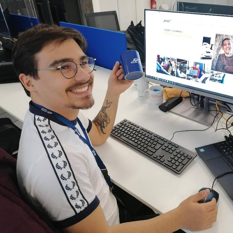 consultant Apside avec un mug devant un ordinateur