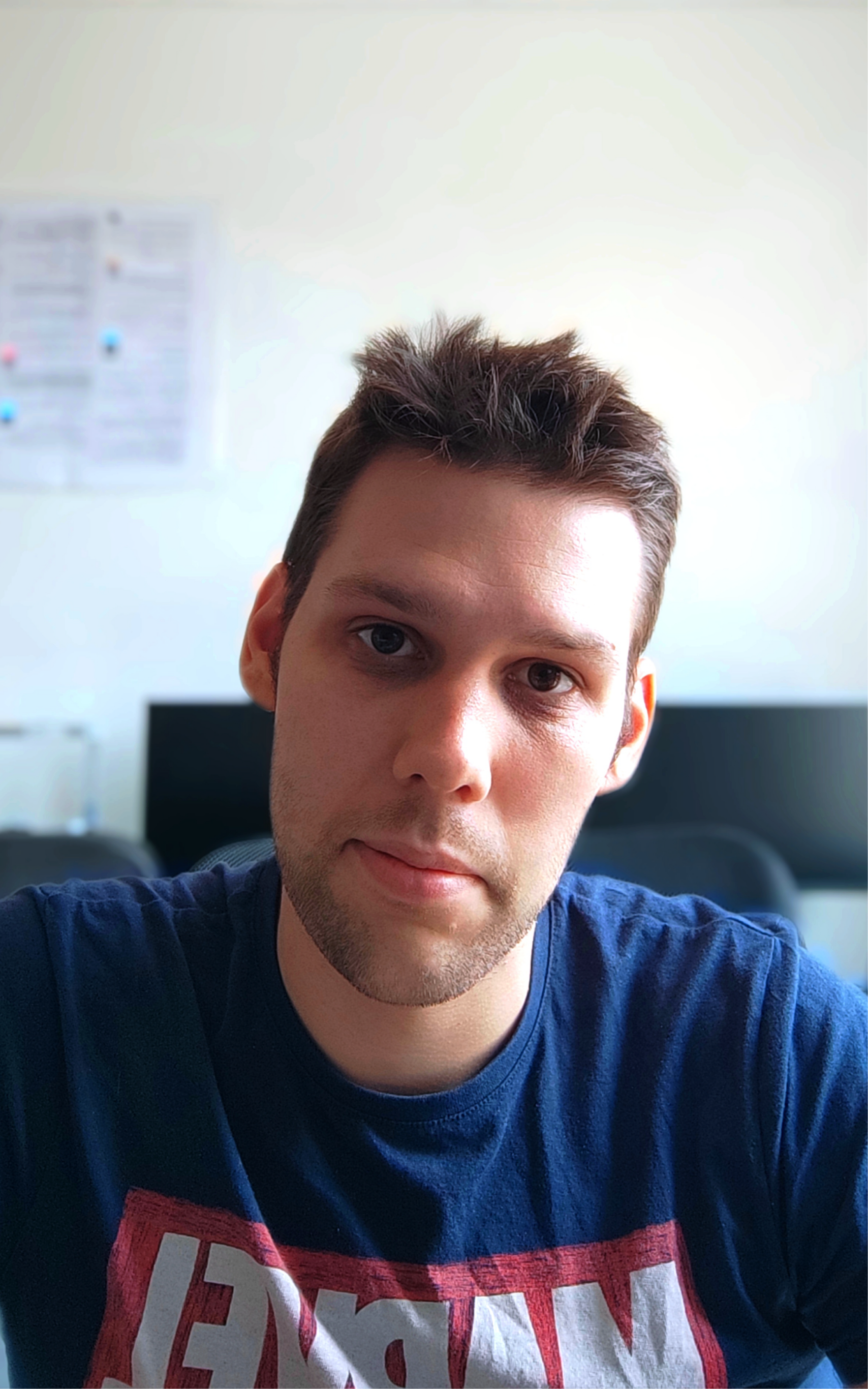 Un homme de face