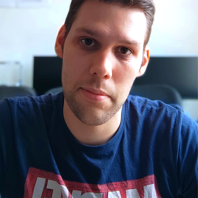 Un homme de face