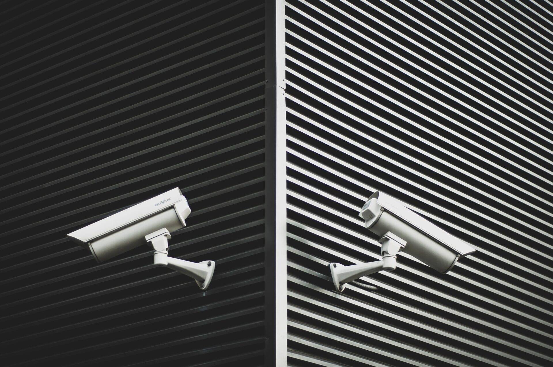cybersécurité photo de caméra sur un mur