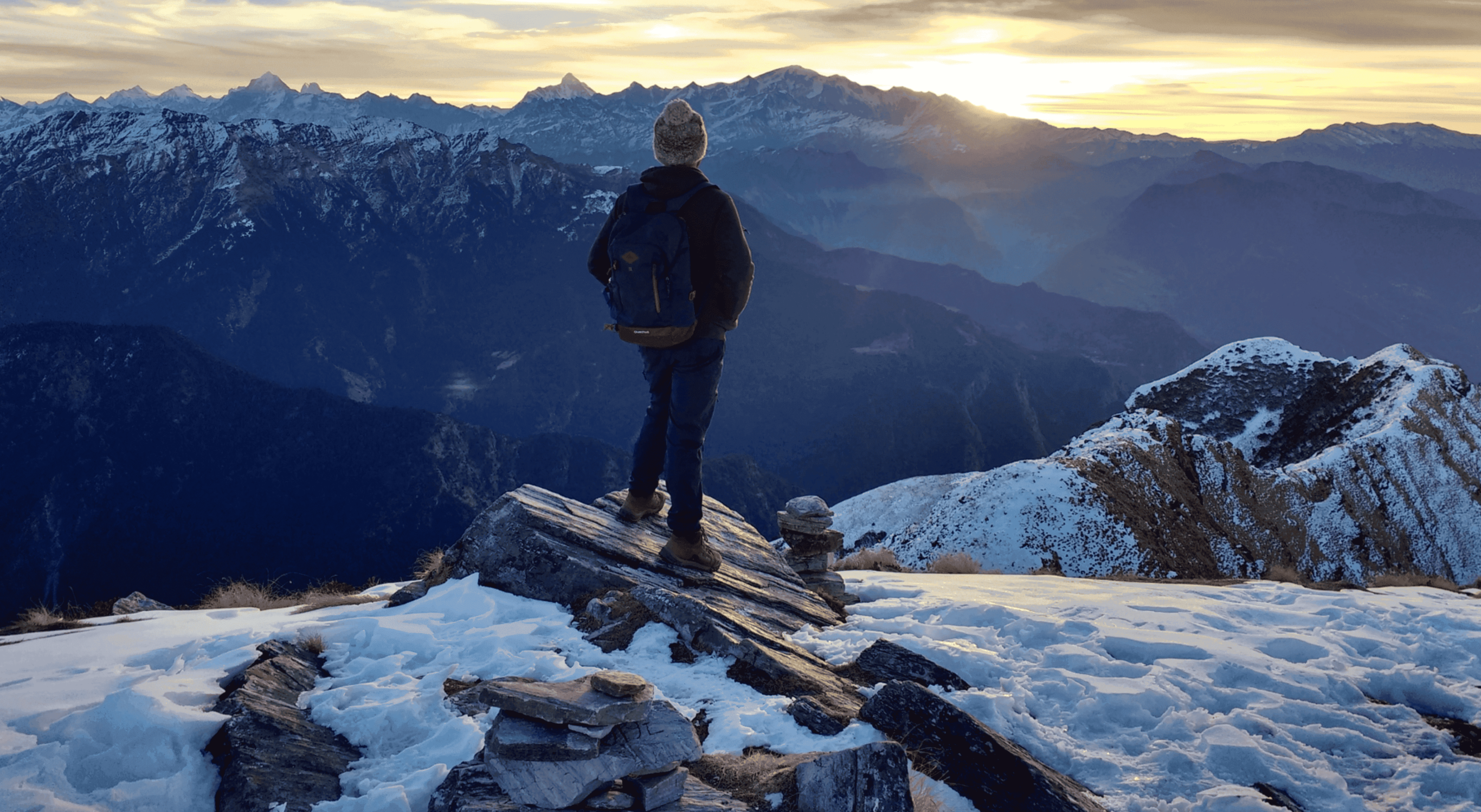 homme sur une montagne face au coucher de soleil - mission handicap