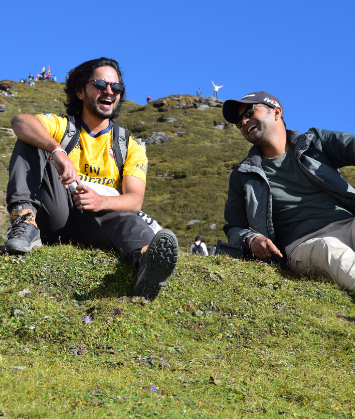 hommes riant sur une colline