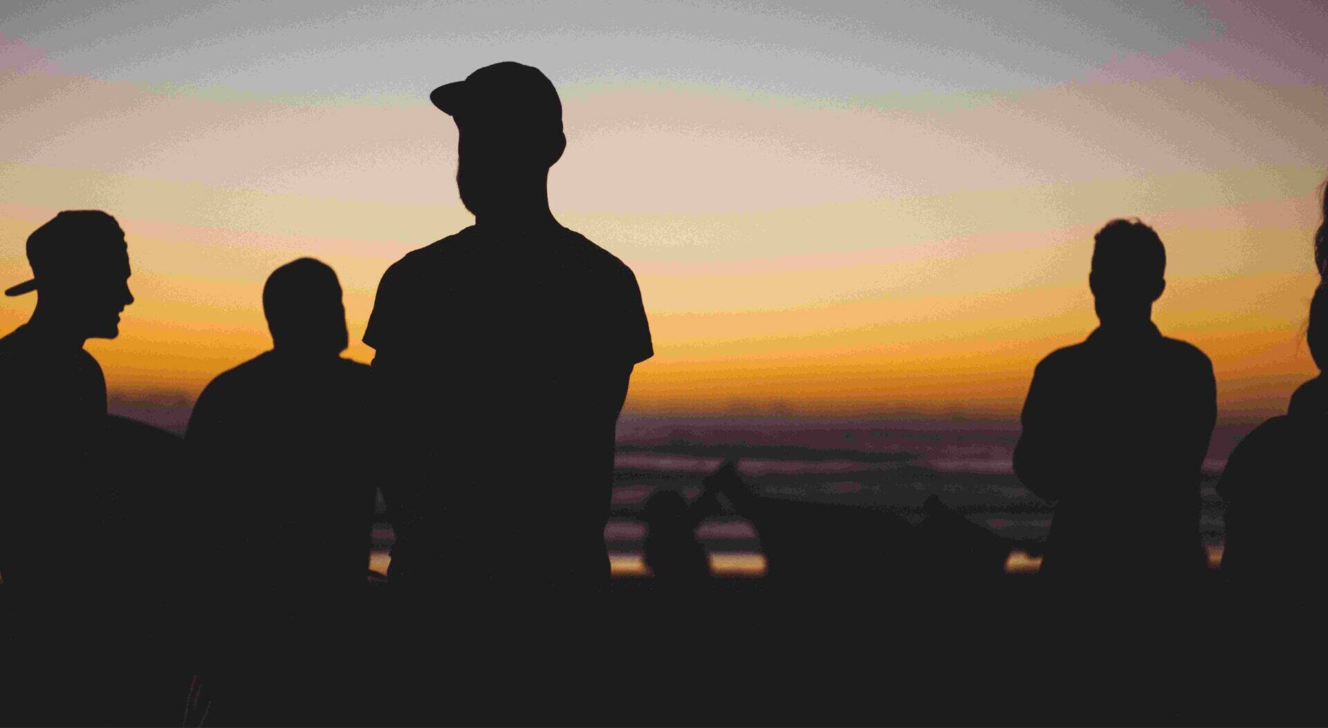 Groupe Apside - photos avec plusieurs personnes devant un coucher de soleil