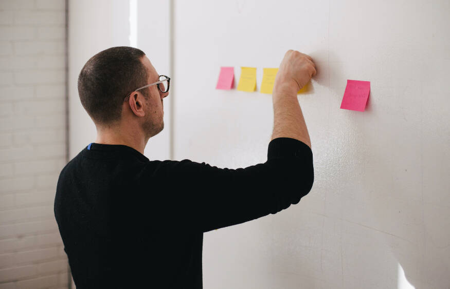 Un homme avec post-it