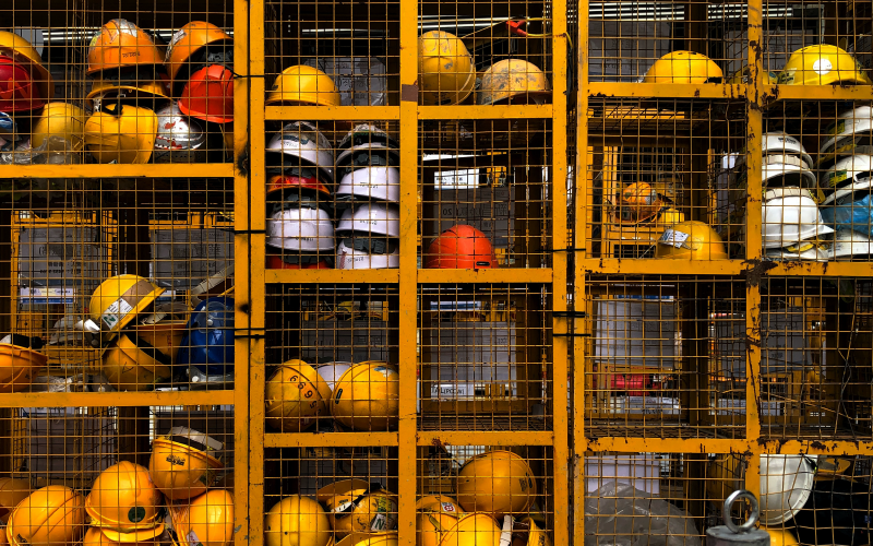 Caques de chantier entreposés