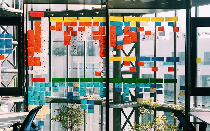 Post-it sur une paroi en verre