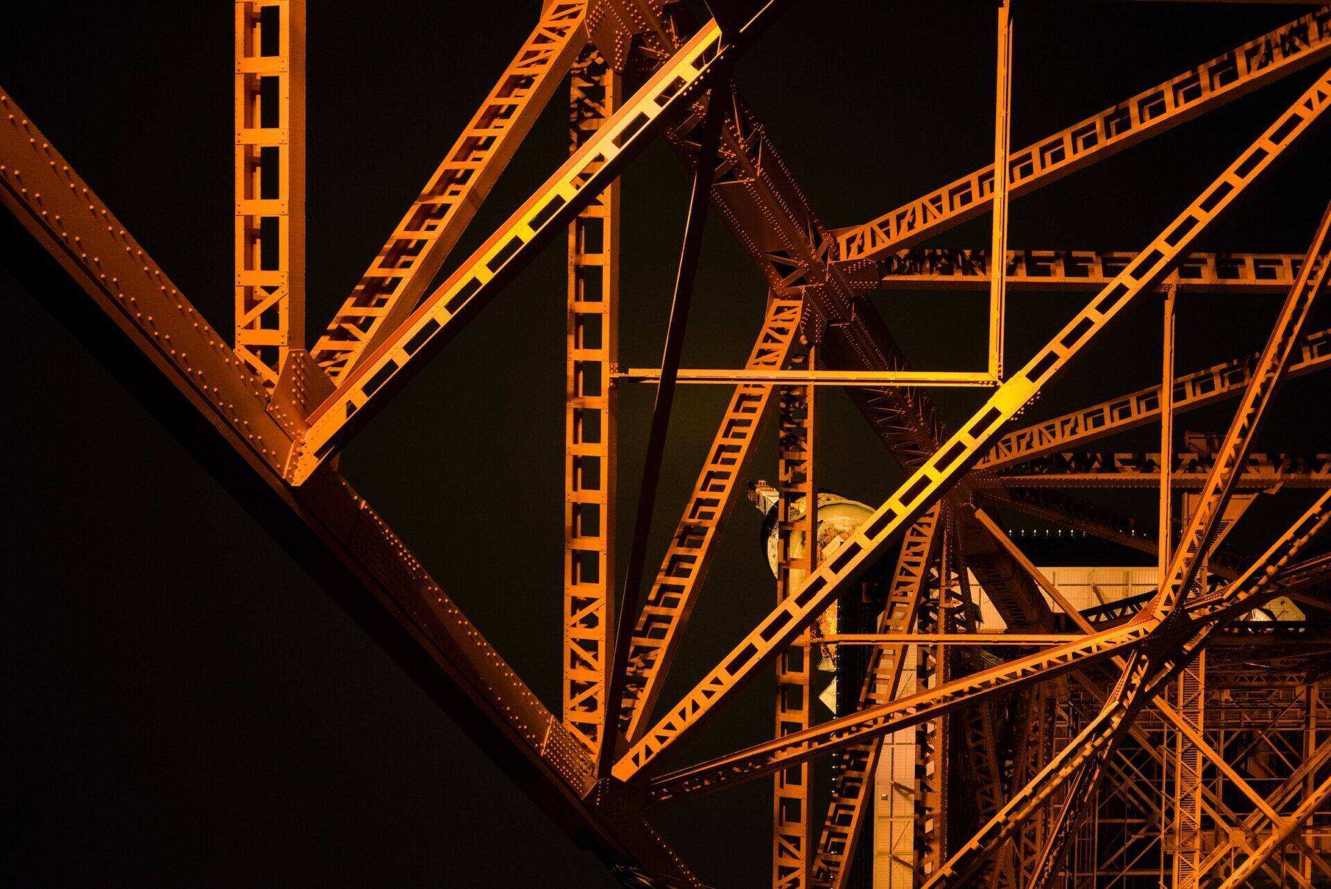 Architecture industrielle dans des tons jaunes et oranges