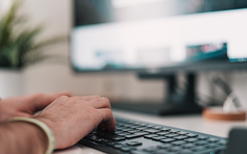 zoom mains d'un homme tapant sur son clavier