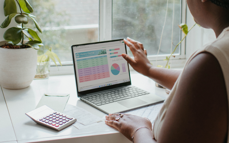 Une femme calculant ses besoins ressources