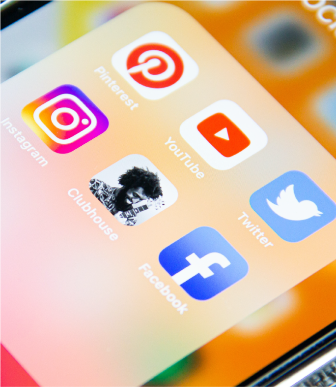 Focus sur un dossier d'applications de téléphone avec différents réseaux sociaux