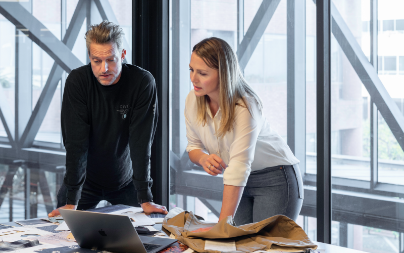 un homme et une femme devant un ordinateur