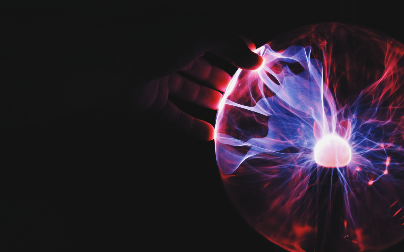 main sur boule plasma