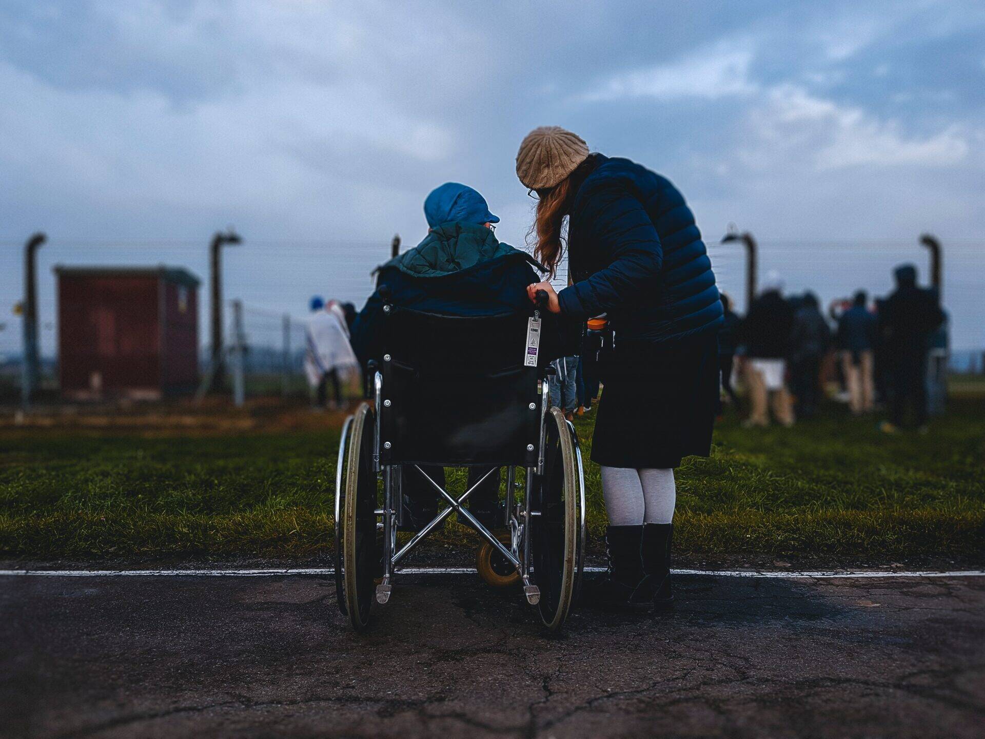 femme en fauteuil roulant à côté d'une femme - mission handicap