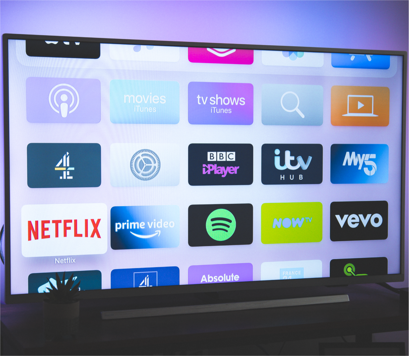 Une télévision avec différentes applications et programmes