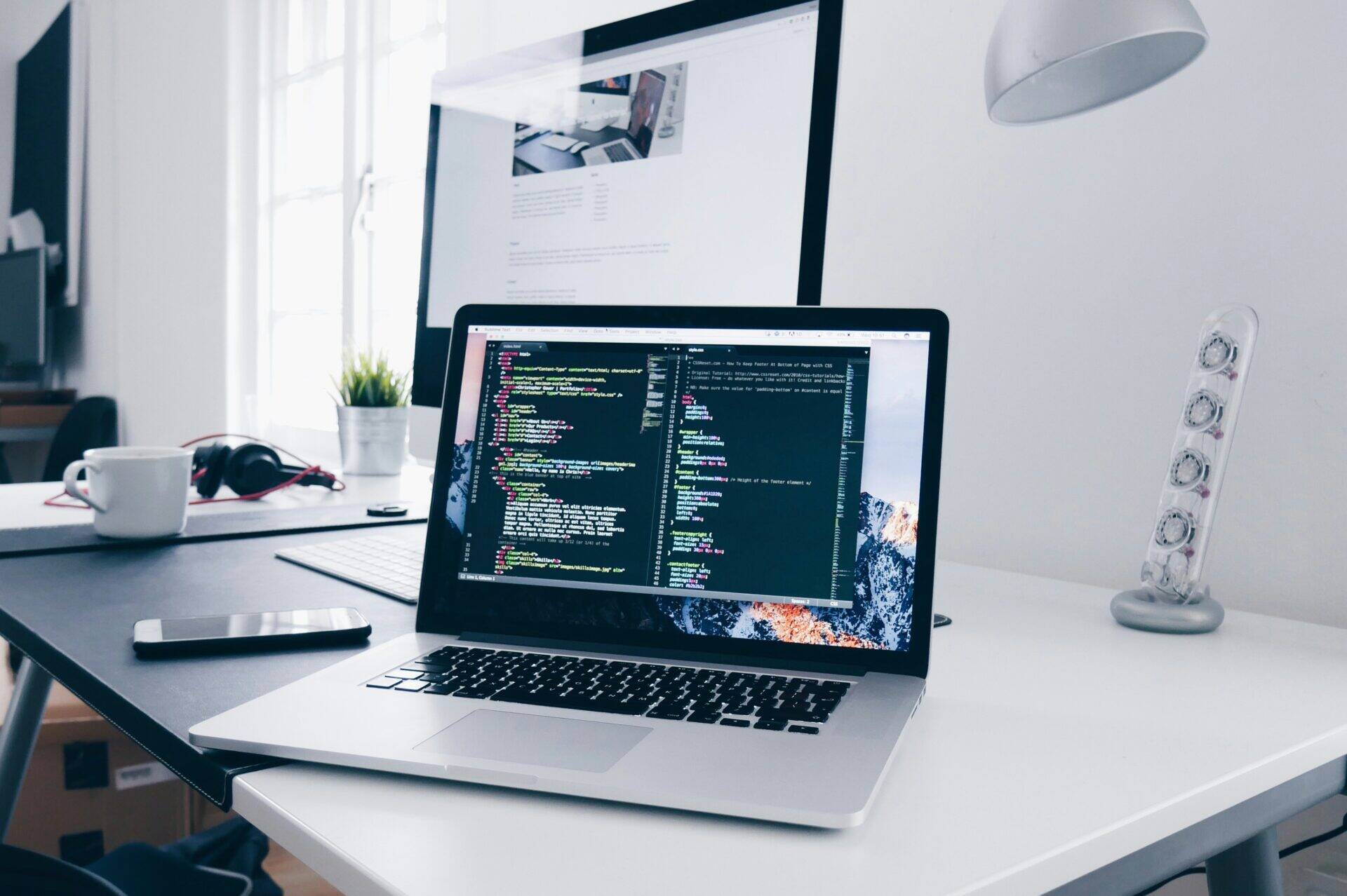 Ordinateur portable avec des lignes de code