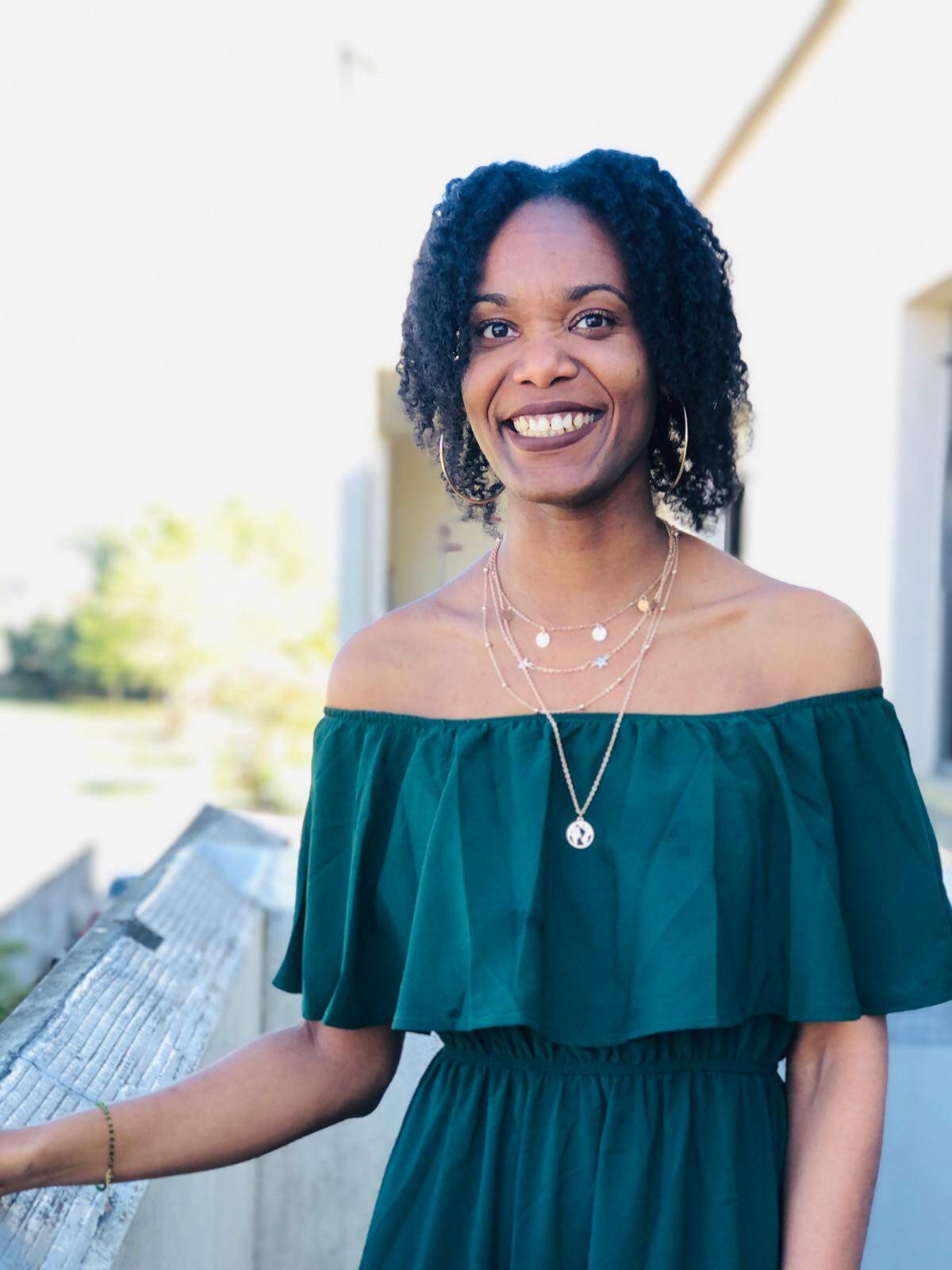 Une femme souriante