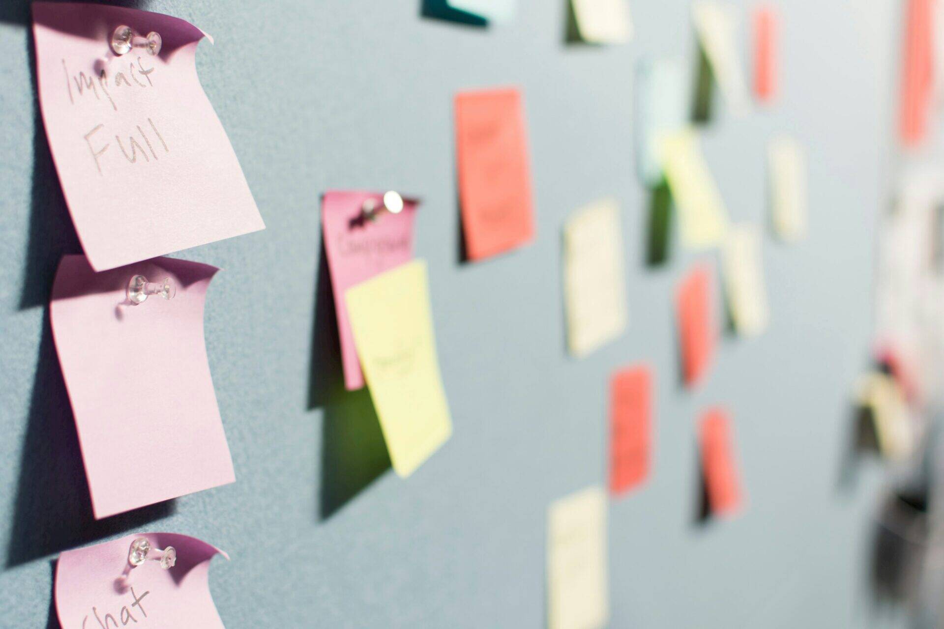 Post-it de couleurs accrochés au mur