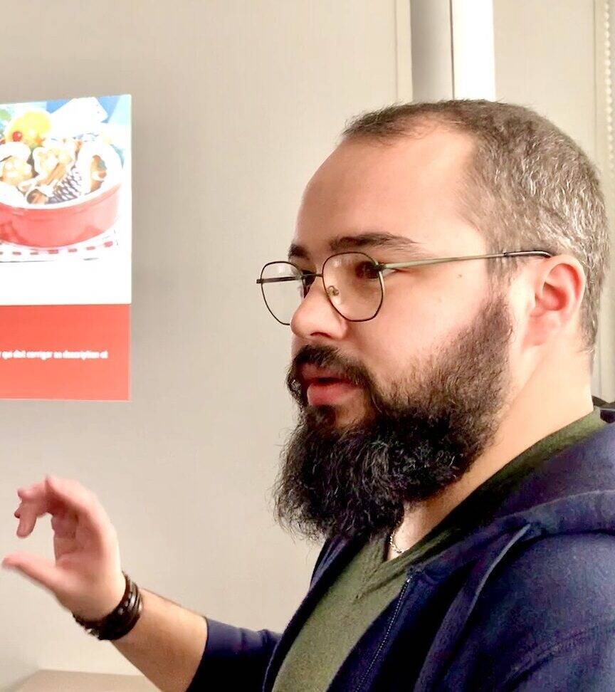 Un homme en train de faire une conférence