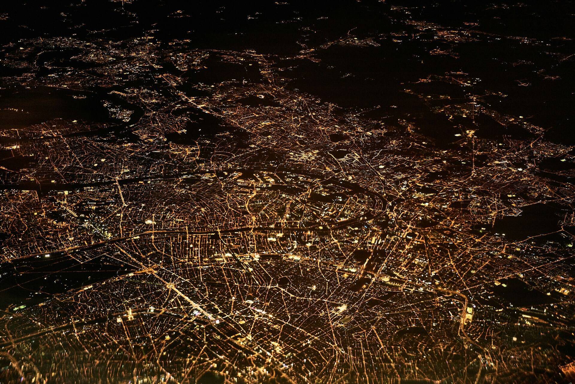 ville vue du ciel dans le noir
